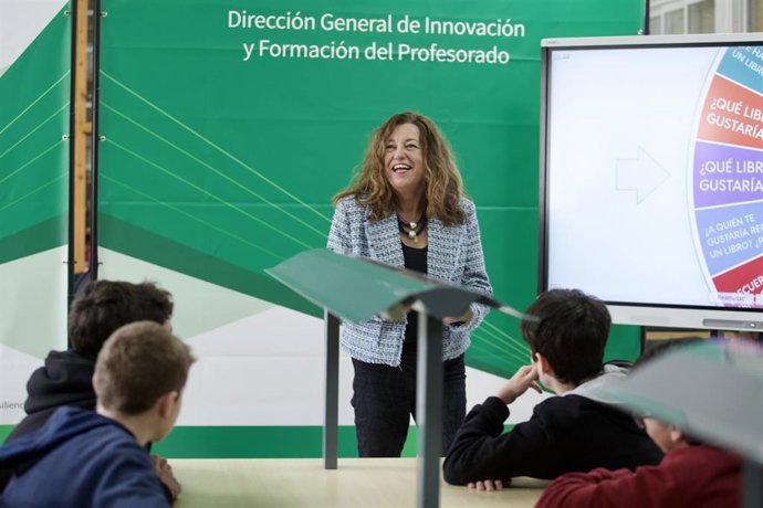 María del Carmen Castillo, durante su visita al IES Los Pedroches de Pozoblanco, al que se ha entregado el equipamiento para activar las Aulas Digitales Interactivas.