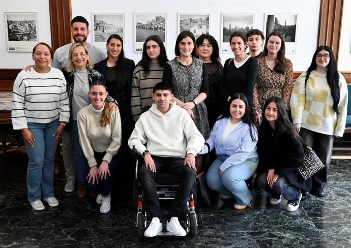 Un total de 14 jóvenes adquieren experiencia laboral en el Ayuntamiento de Santander con un programa del Emcan