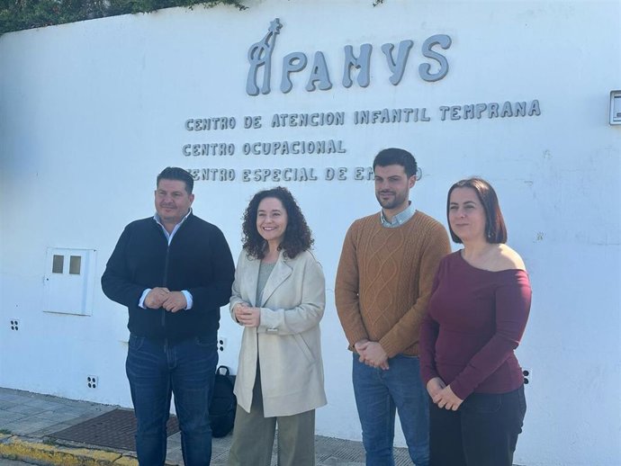La portavoz del grupo parlamentario Por Andalucía y miembro de IU, Inma Nieto, y el coordinador de IU Huelva y diputado provincial, Marcos Toti, en su visita a Apamys en Valverde del Camino (Huelva).