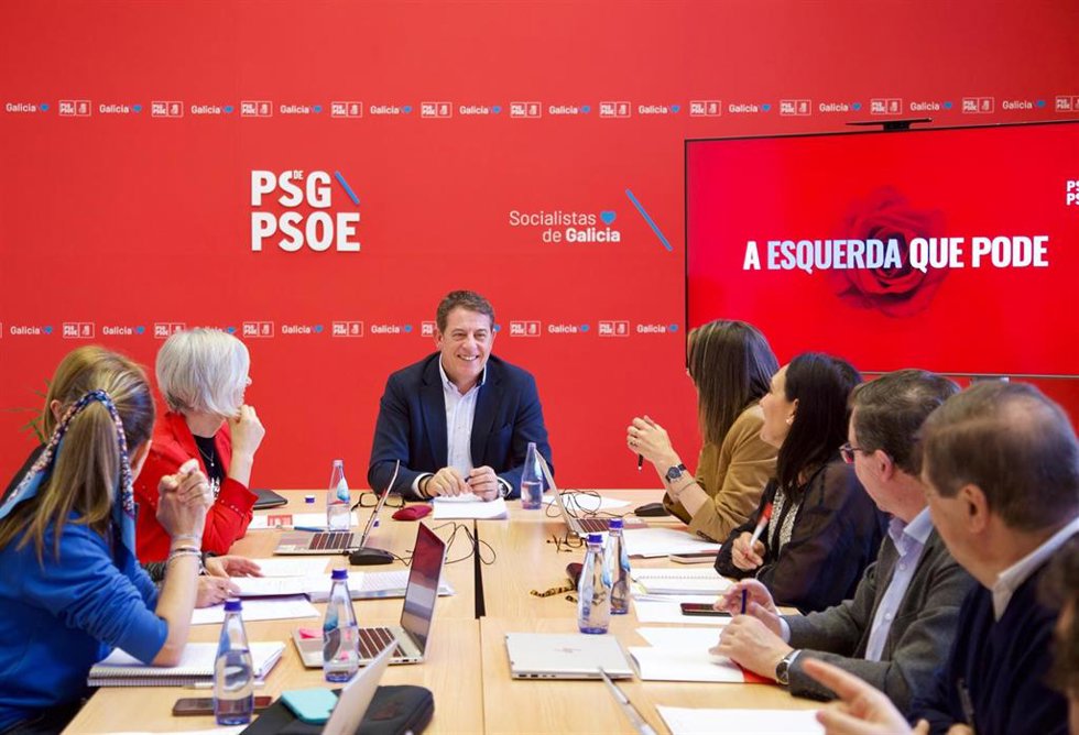 El secretario xeral del PSdeG, José Ramón Gómez Besteiro, se reúne con el resto de diputados del Grupo Parlamentario Socialista para preparar el Debate sobre el Estado de la Autonomía