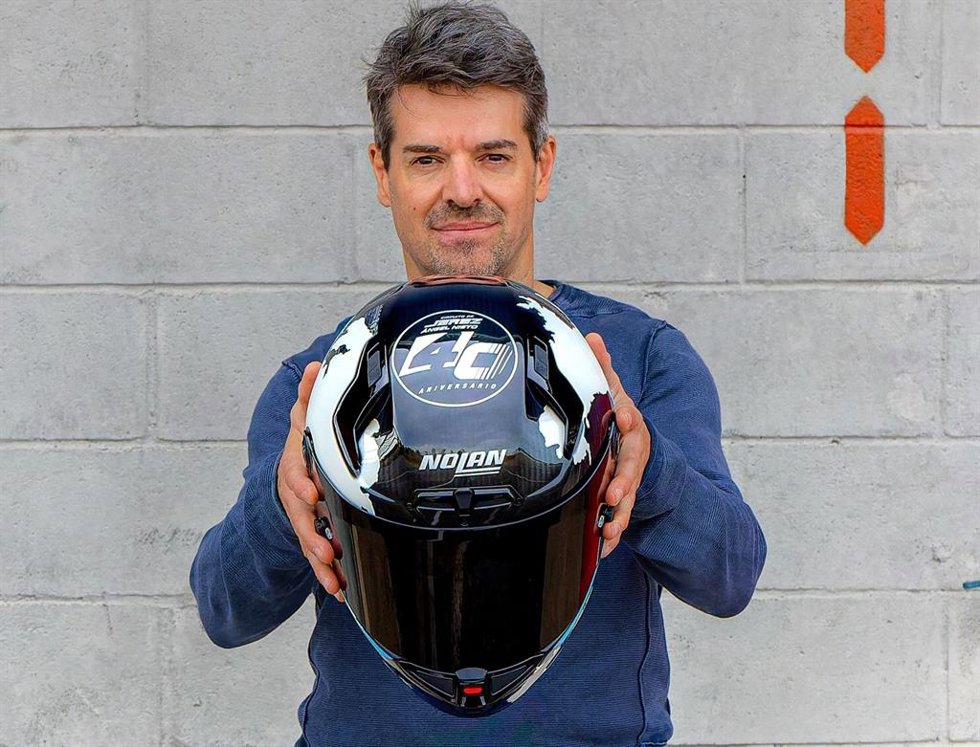 El piloto Carlos Checa muestra el casco que lucirá en la vuelta de honor al circuito de Jerez