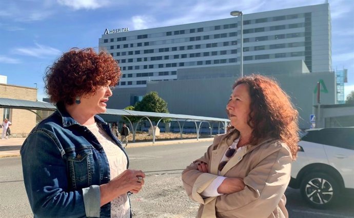 La parlamentaria socialista Adela Castaño en el Hospital Doctor Muñoz Cariñanos.