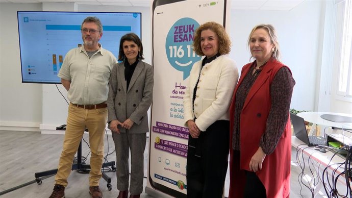 La consejera Nerea Melgosa (segunda por la izquierda) con técnicos del servicio de atención a infancia y adolescencia Zeuk Esan