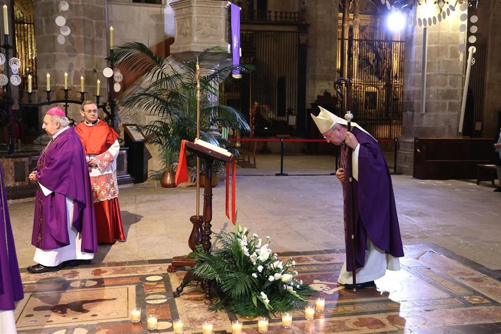 Archivo - El obispo de Mallorca, Sebasti Taltavull, durante la celebración en la Catedral de Mallorca del funeral por el papa Benedicto XVI.