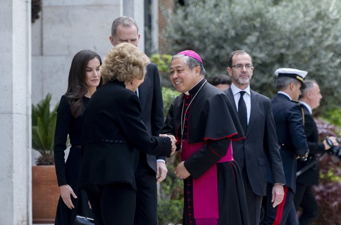 La Reina emérita Sofía, saluda al Nuncio Apostólico, Monseñor Bernardito Auza, la Reina Letizia y el Rey Felipe VI, que salen de firmar un libro de condolencias por el fallecimiento del Papa Francisco I, en la Nunciatura Apostólica, a 22 de abril de 