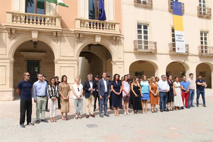 Archivo - Minuto de silencio en las puertas del Ayuntamiento por el crimen de Zouhr B. en su vivienda de Pescadería, en Almería.