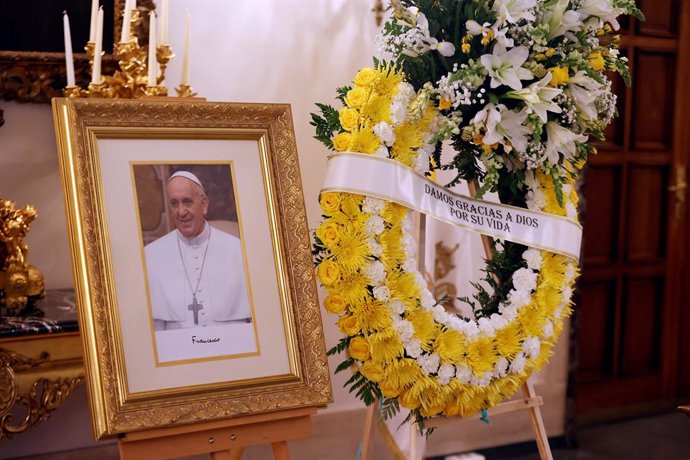 Altar junto a un libro de condolencias abierto por el fallecimiento del Papa Francisco I, junto a un retrato del Papa y una corona de flores, en la Nunciatura Apostólica, a 22 de abril de 2025, en Madrid (España). El Papa Francisco falleció ayer, 21 de ab