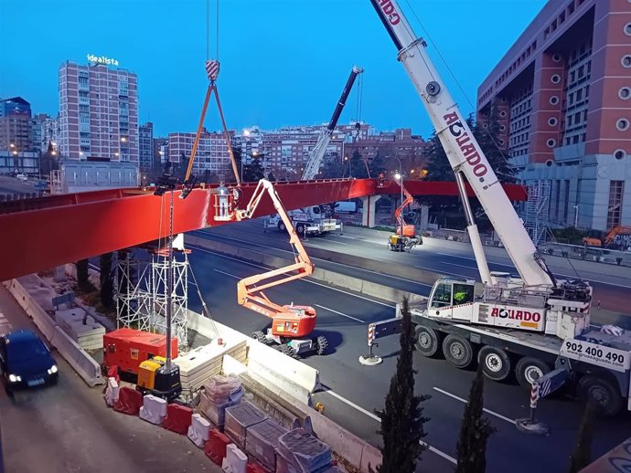 Archivo - Reabierto el tramo cerrado en la A-2 para instalar la pasarela peatonal en el Parque de las Avenidas