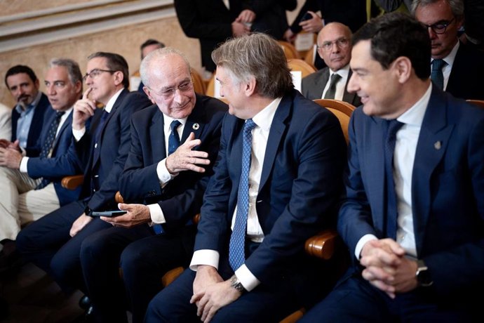 El alcalde de Málaga, Francisco de la Torre, participación en el foro 'La España vertebrada' con motivo del 35 aniversario del diario 'El Mundo', junto al presidente de la Junta, Juanma Moreno.