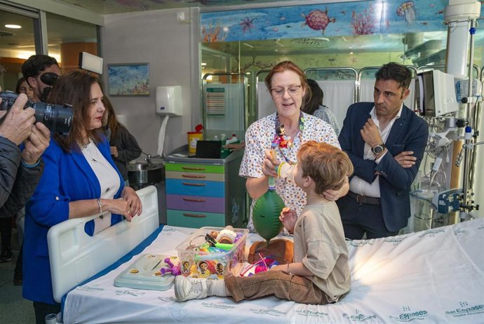 La consellera de Salud, Manuela García, visita las nuevas habitaciones de la UCI Pediátrica de Son Espases.