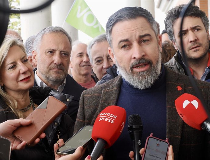 Archivo - O líder da VOX, Santiago Abascal, atende à imprensa em sua chegada a um almoço com afiliados e apoiadores da VOX no Hotel Lasa Sport, em 16 de março de 2025, em Valladolid, Castilla y León (Espanha). A reunião foi realizada
