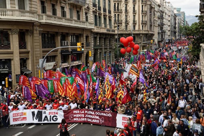 Archivo - Decenas de personas durante una manifestación convocada por UGT y CCOO por el Día del Trabajador, a 1 de mayo de 2024