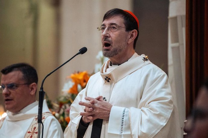 El arzobispo de Madrid, José Cobo, preside una misa en la Catedral de la Almudena en honor al Papa Francisco.