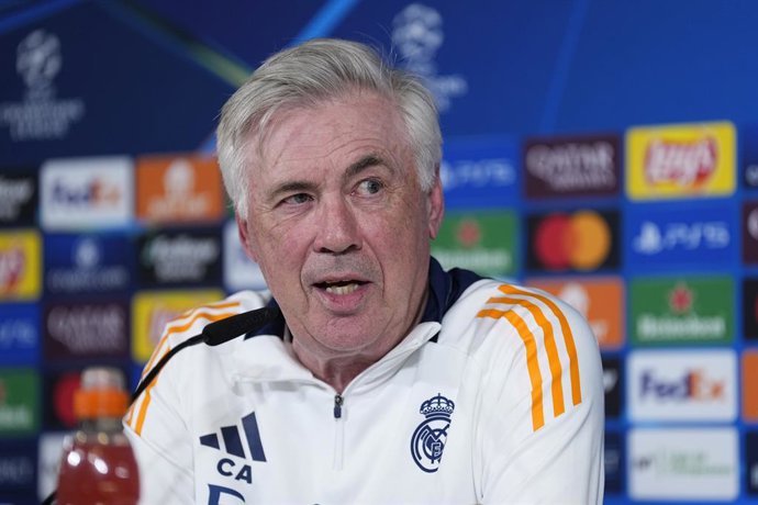 Carlo Ancelotti participa de sua coletiva de imprensa durante uma sessão de treinamento e coletiva de imprensa antes do jogo de volta das quartas de final da Liga dos Campeões da UEFA 2024/25 no Ciudad Deportiva Real Madrid em 15 de abril de 2025 em Valde
