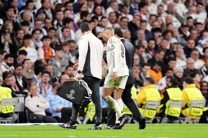 16 de abril de 2025, Espanha, Madri: Kylian Mbappe, do Real Madrid, deixa o campo depois de se lesionar durante a partida de futebol de volta das quartas de final da Liga dos Campeões da UEFA entre Real Madrid e Arsenal no Santiago Bernabeu. Foto: Adam Da