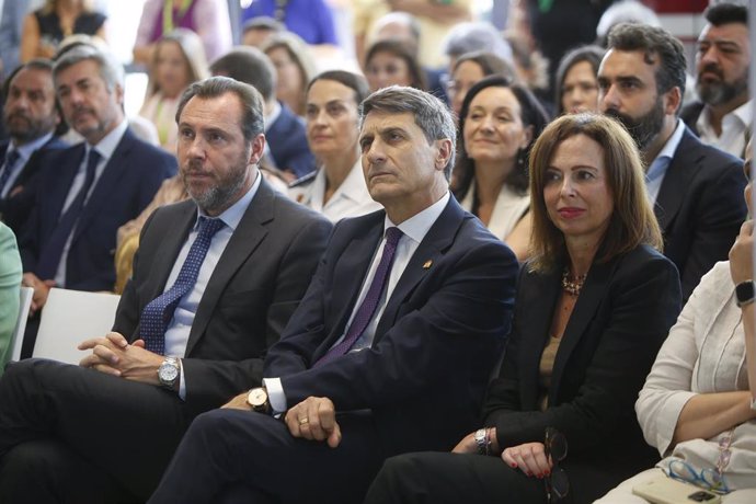 Archivo - El ministro de Transportes y Movilidad Sostenible, Óscar Puente (i); la consejera de Fomento, Articulación del Territorio y Vivienda, Rocío Díaz (d); el delegado de Gobierno en Andalucía, Pedro Fernández (c); en una imagen de archivo.