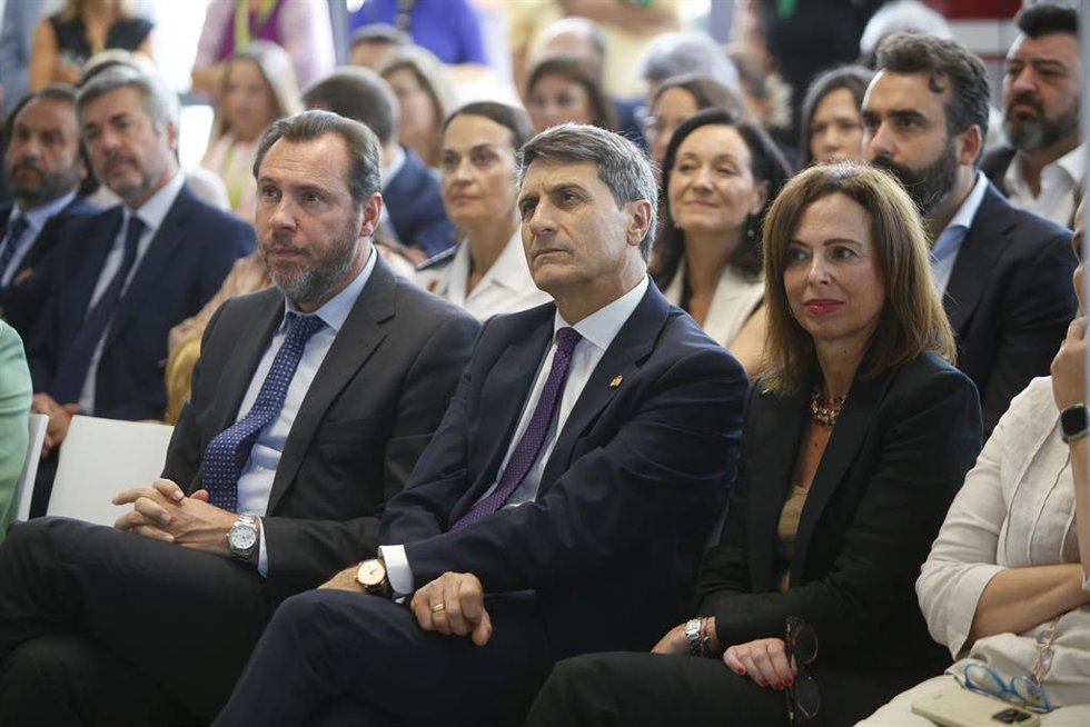 Archivo - El ministro de Transportes y Movilidad Sostenible, Óscar Puente (i); la consejera de Fomento, Articulación del Territorio y Vivienda, Rocío Díaz (d); el delegado de Gobierno en Andalucía, Pedro Fernández (c); en una imagen de archivo.