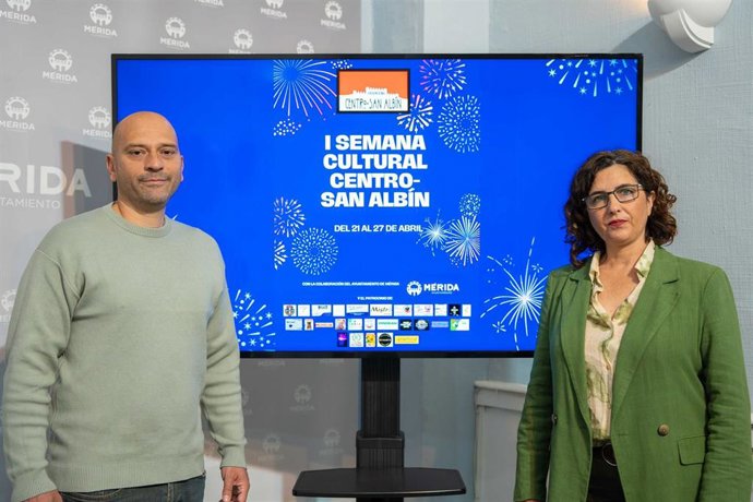 El presidente de la Asociación Centro-San Albín y la delegada de Participación Ciudadana, Susana Fajardo, presentan la Semana Cultural de la barriada.