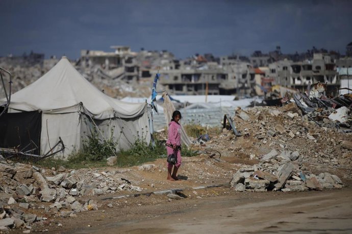 Una niña palestina junto a tiendas de campaña usadas por desplazados en el campamento de refugiados de Bureij en medio de la ofensiva de Israel contra la Franja de Gaza (archivo)