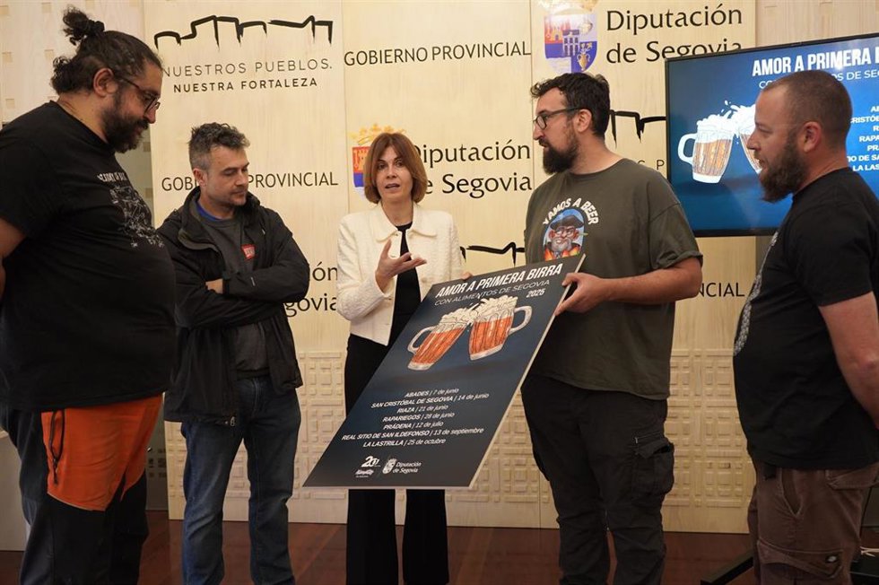 La diputada de Promoción y los cerveceros durante la presentación de 'Amor a primera birra'.