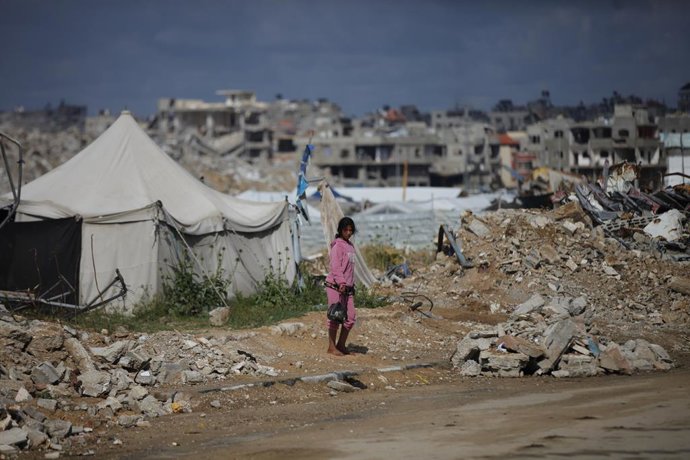 Uma menina palestina ao lado de tendas usadas por pessoas deslocadas no campo de refugiados de Bureij em meio à ofensiva de Israel contra a Faixa de Gaza (arquivo).