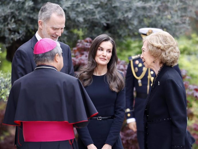 El Rey Felipe, la Reina Letizia y la Reina Sofía a su llegada para firmar en un libro de condolencias por el fallecimiento del Papa Francisco I, en la Nunciatura Apostólica de Madrid