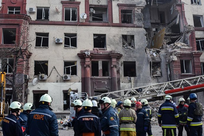 Archivo - Arquivo - 18 de outubro de 2023, Zaporizhzhia, Ucrânia: Bombeiros do Serviço de Emergência do Estado ucraniano vistos durante uma breve reunião de inspeção em um prédio de apartamentos danificado após o ataque noturno de mísseis russos em Zapori