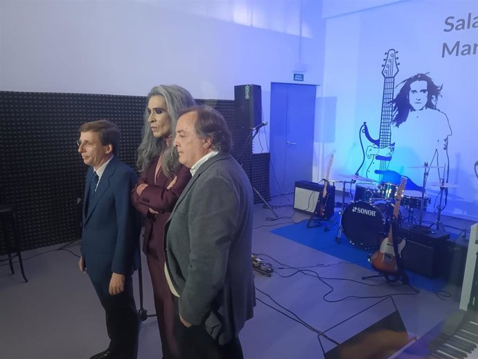 El alcalde de Madrid, José Luis Martínez-Almeida; el músico Mario Vaquerizo y el concejal-presidente de Chamberí, Jaime González Taboada, en la inauguración de la sala de ensayos nombrada como el líder de las Nancys Rubias