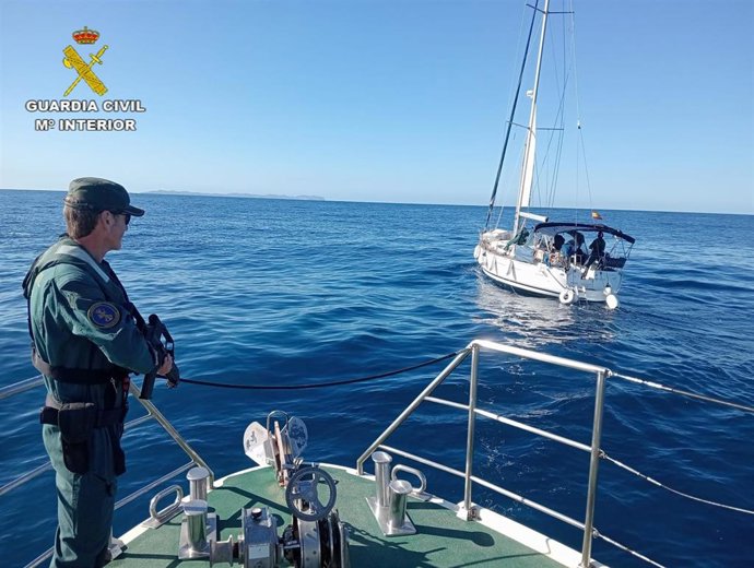 Un agente del Servicio Marítimo de la Guardia Civil en Baleares vigila un velero.