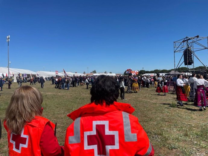 Voluntarios de Cruz Roja en la campa de Villalar.