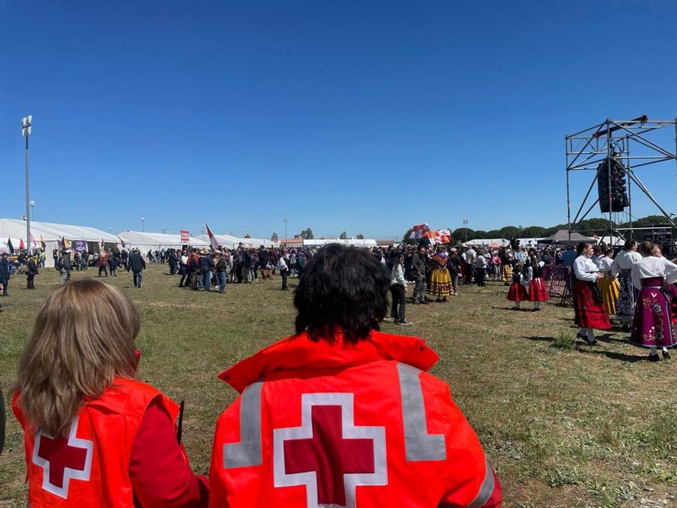 Voluntarios de Cruz Roja en la campa de Villalar.