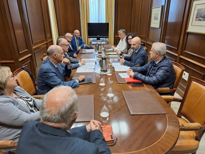 El subdelegado del Gobierno en Málaga, Javier Salas, ha mantenido una reunión con representantes de vecinos de la Junta de los Caminos de Puerto de la Torre en Málaga y responsables de la Unidad de Carreteras de Málaga para abordar soluciones en la zona.