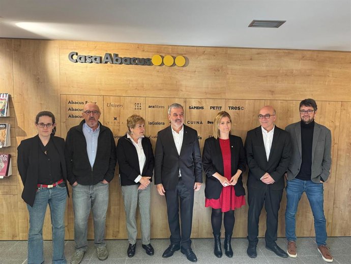 Collboni, en el centro, durante la inauguración, junto a Raquel Sans, a su derecha, y otros representantes