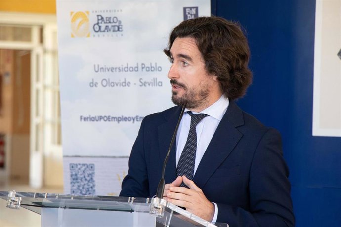 El director general de Fomento del Emprendimiento y de la Formación Continua de la Consejería de Universidad, Investigación e Innovación, Javier González, en la inauguración de la IX Feria de Empleo y Emprendimiento de la Universidad Pablo de Olavide.