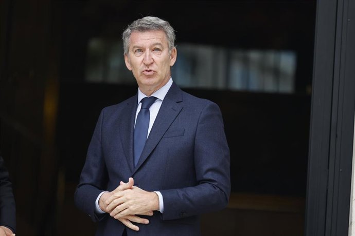 El presidente del PP, Alberto Núñez Feijóo, sale de la Nunciatura Apostólica tras firmar en un libro de condolencias por el fallecimiento del Papa Francisco I, a 22 de abril de 2025, en Madrid (España). 