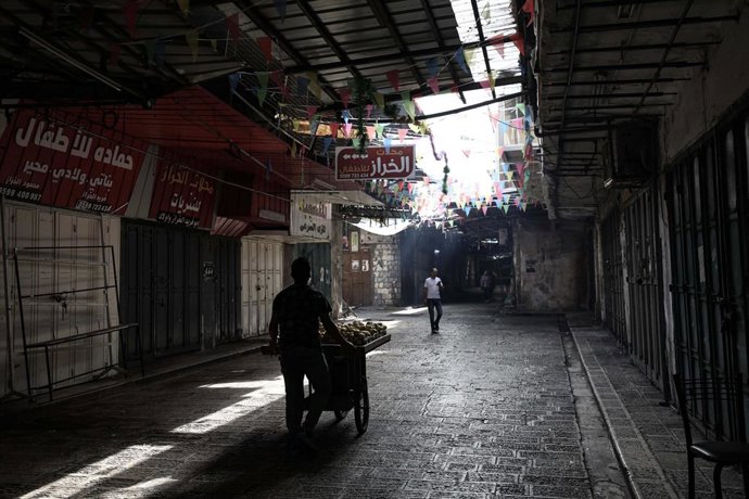 Archivo - Arquivo - Uma rua na cidade de Nablus, na Cisjordânia, durante uma greve geral (arquivo)