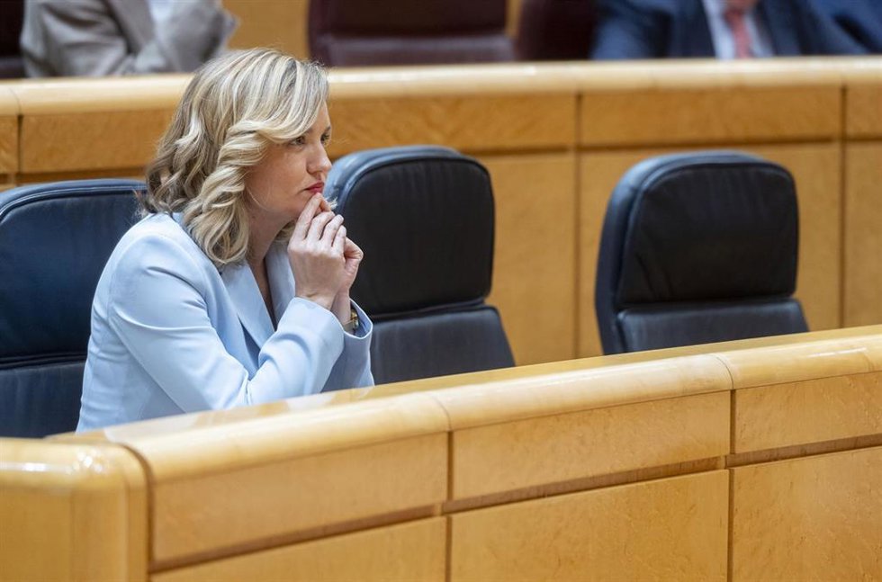La ministra de Educación, Formación Profesional y Deportes, Pilar Alegría, durante una sesión de control en el Senado, a 8 de abril de 2025, en Madrid (España). Entre otros asuntos, el Gobierno se ha enfrentado a las preguntas del Partido Popular que re