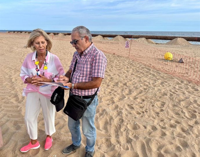 Archivo - La subdeleagda del Gobierno en Huelva, María José Rico, en una visita a la playa de La Antilla.
