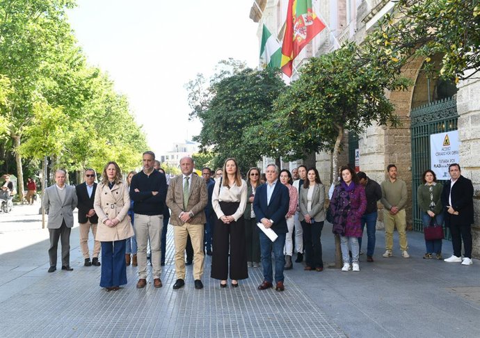Minuto de silencio en la Diputación de Cádiz por la muerte del Papa Francisco.
