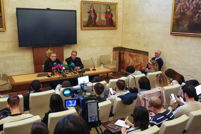 Los canónigos Luis Rueda y Marcelino Manzano, en la rueda de prensa para informar de las acciones previstas por el Arzobispado tras la muerte del Papa.