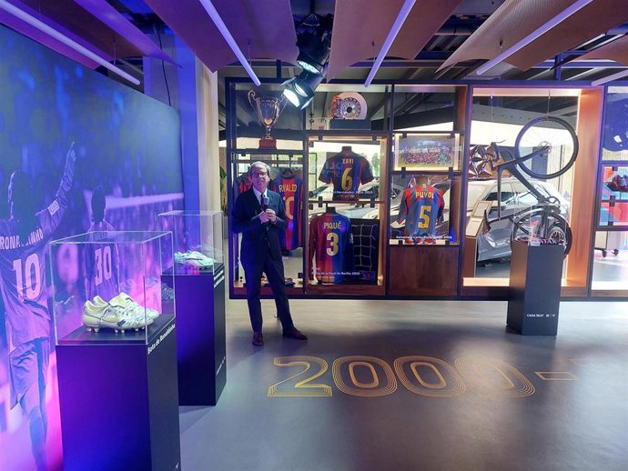 El director del museo del FC Barcelona, Jordi Penas, durante la presentación de la exposición "Els tresors blaugranes"