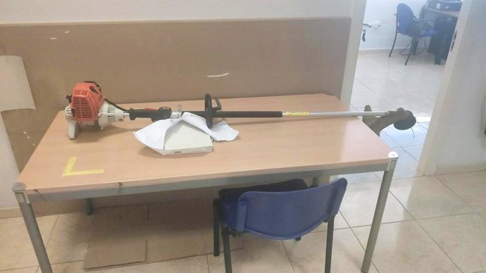 Detingut acusat de robar una desbrossadora a uns operaris i després fugir amb el seu cotxe al Campello