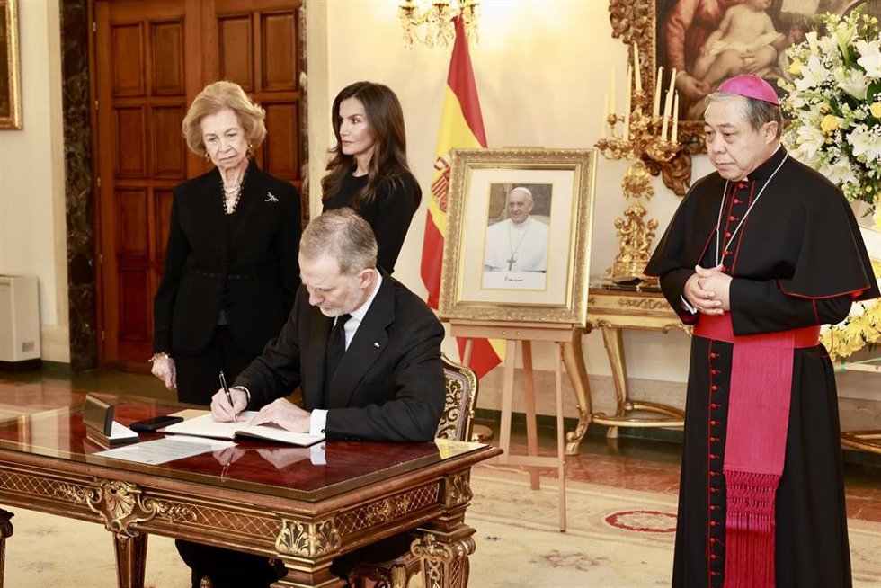 Los Reyes Felipe VI (2d) y Letizia (2i) y la Reina Sofía (1i) firman el libro de condolencias por el Papa Francisco, en la Nunciatura Apostólica, a 22 de abril de 2025, en Madrid (España). 