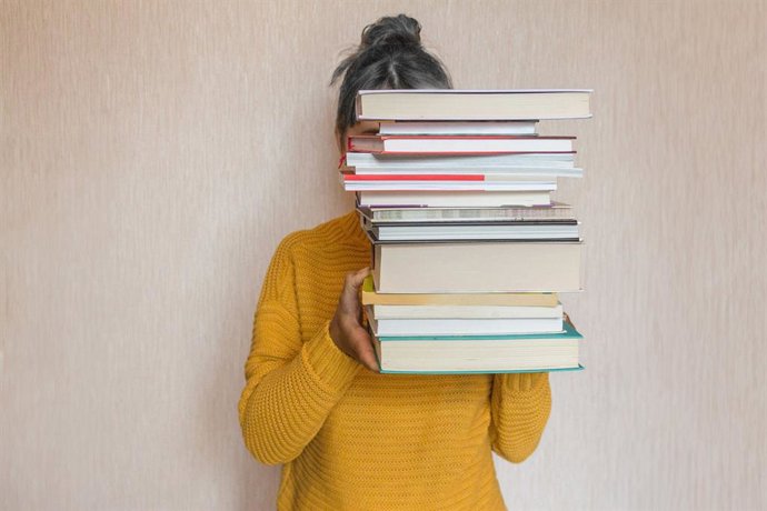 A perda de interesse pela leitura por volta dos 45 anos de idade pode ser causada pela presbiopia.