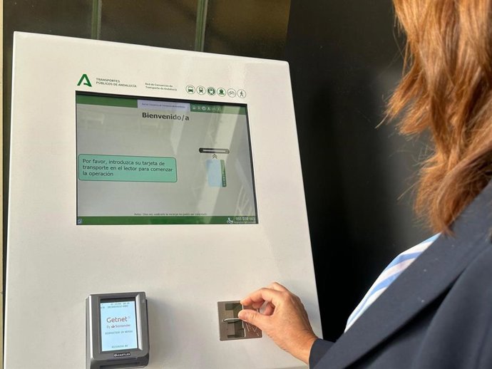 El Consorcio de Transportes instala una nueva terminal de auto recarga de tarjetas en Fuengirola