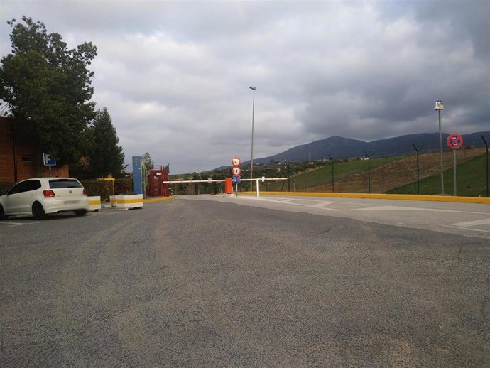 Archivo - Entrada de vehículos de la cárcel de Alhaurín de la Torre (Málaga)