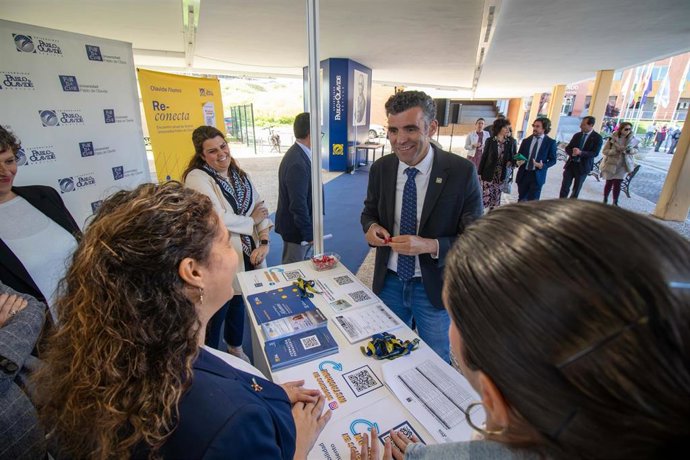 Visita al uno de los expositores de la Feria de Empleo y Emprendimiento de la UPO, en el campus universitario.