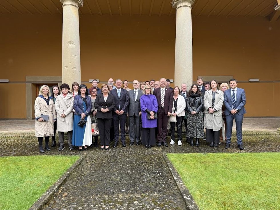 Delegación del PSOE Alto Aragón en el acto institucional del Día de Aragón en Huesca, encabezada por el secretario general provincial, Fernando Sabés, y el expresidente autonómico Marcelino Iglesias.