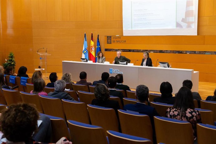 El conselleiro de Sanidade, Antonio Gómez Caamaño, y la directora xeral de Saúde Pública, Carmen Durán, participan en la jornada de reconocimiento de la red de farmacias centinela.