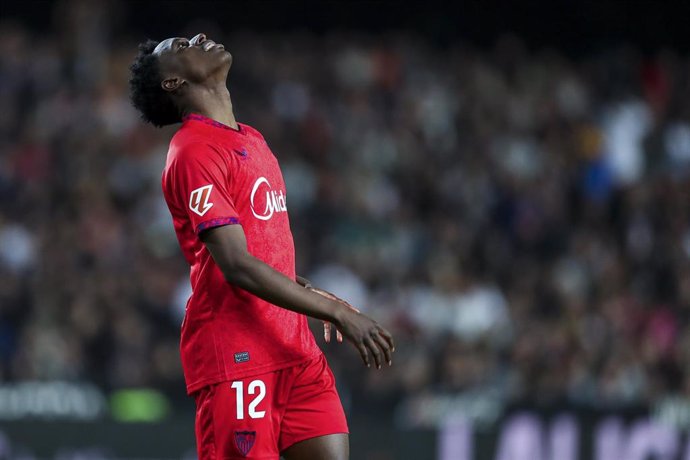 Albert Sambi Lokonga se lamenta durante un partido del Sevilla FC